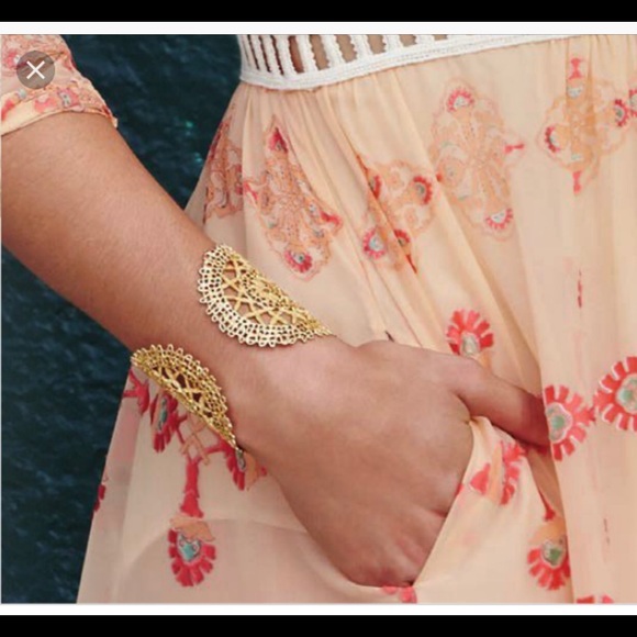 STELLA & DOT Alila Lace Cuff - Picture 3 of 3
